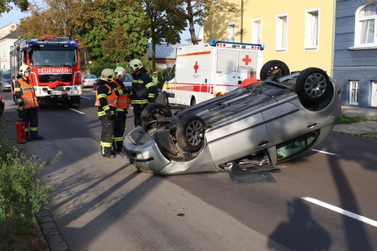 Auto nach Kollision mit Baum auf Wiener Stra�e in Wels-Pernau �berschlagen