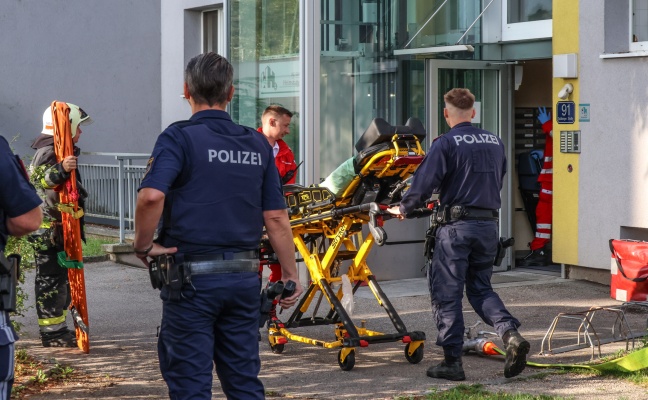 Tdliche Brandverletzungen: Einsatzkrfte nach Brand in einer Wohnung in Wels-Lichtenegg im Einsatz