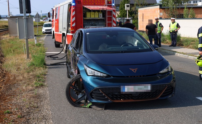 Lenkerin verletzt: Auto auf Bahnbergang in Fraham mit Lokalbahn kollidiert