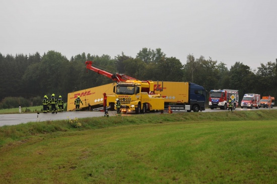 LKW-Bergung: Anhnger auf Mauerkirchener Strae bei Moosbach umgestrzt