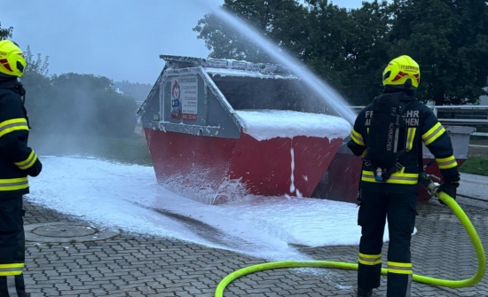 Brand eines Abfallcontainers in Ohlsdorf von Einsatzkrften der Feuerwehr schnell gelscht