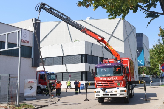 Stra�enlaterne in Wels-Lichtenegg drohte nach offensichtlichem Unfall umzust�rzen