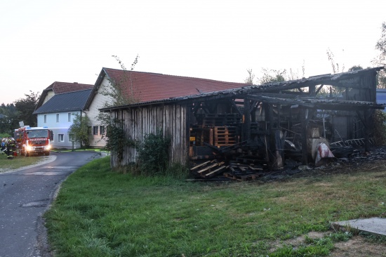 Neun Feuerwehren bei Brand in einem Lagerschuppen samt Werksttte in Kopfing im Innkreis im Einsatz