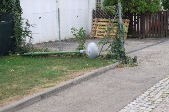 Beschdigte Straenlaterne in Wels-Lichtenegg durch Feuerwehr entfernt