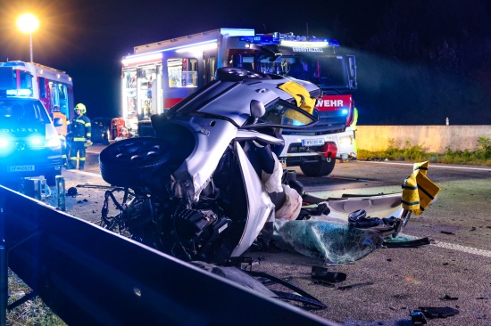 Geisterfahrerunfall: Autolenker (19) bei Frontalcrash auf Westautobahn in Vorchdorf tdlich verletzt