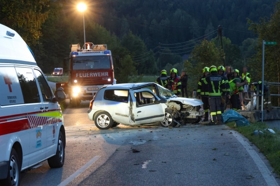 Schwer verletzt: Auto bei Verkehrsunfall in Vorderstoder gegen Brckengelnder gekracht