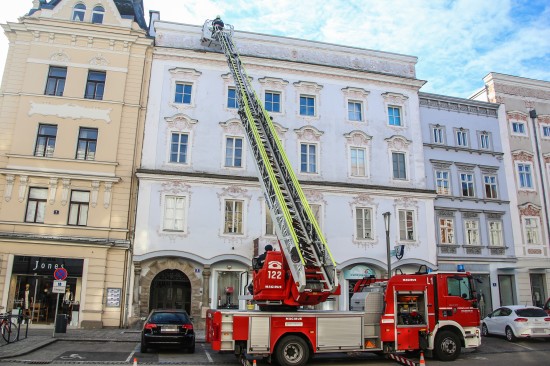 Fassadenteile am Welser Stadtplatz abgebröckelt und auf Gehsteig gestürzt