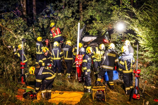 Auto gegen Baum: Schwerverletzte Lenkerin bei Unfall auf Lamprechtshausener Strae in Burgkirchen