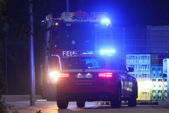 Einsatzkr�fte der Feuerwehr nach gemeldetem Gasgeruch bei Unternehmen in Wels-Pernau im Einsatz