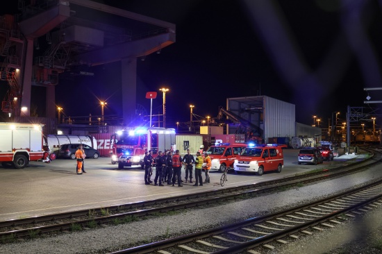 Schadstoffaustritt: Beschdigter Tankcontainer im Bereich des BB-Terminals in Wels-Puchberg