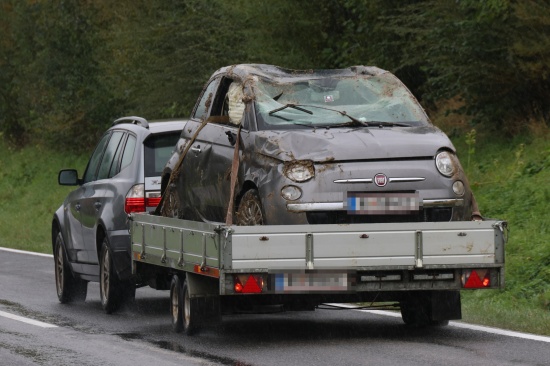 Auto bei schwerem Verkehrsunfall in Taiskirchen im Innkreis berschlagen