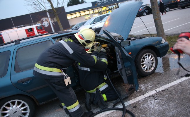 Feuerwehr bei PKW-Brand auf einem Discounter-Parkplatz im Einsatz