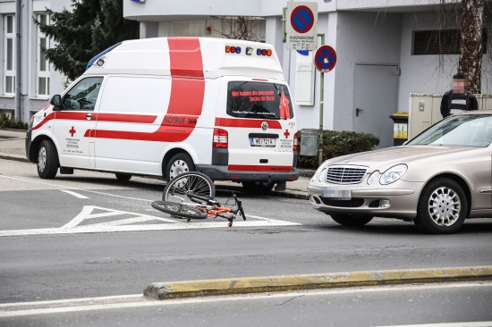 Radfahrerin in Wels von PKW erfasst und verletzt