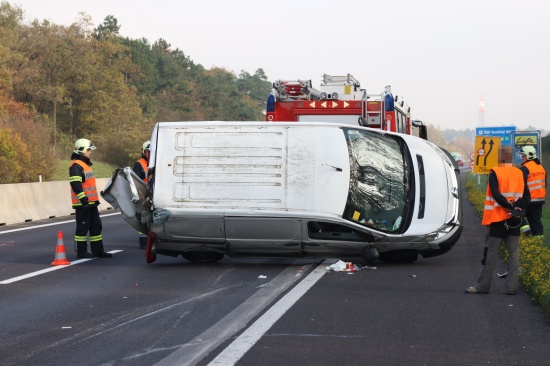 Kleintransporter sowie Anh�nger bei Crash auf Welser Autobahn in Wels-Puchberg umgest�rzt