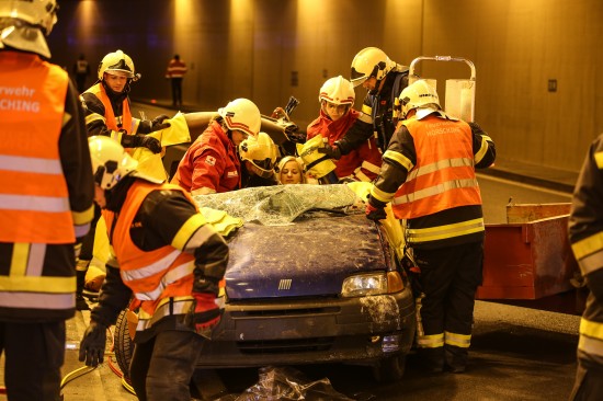 Spannende Tunnelübung der Einsatzkräfte von Feuerwehr und Rotem Kreuz in Hörsching