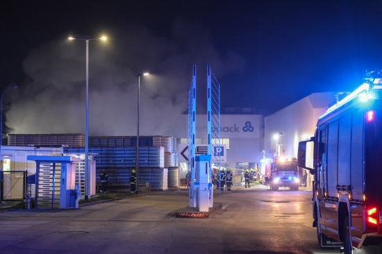 Sechs Feuerwehren bei Brand am Betriebsgelände eines Unternehmens in Kremsmünster im Einsatz