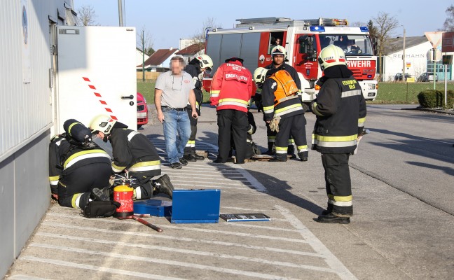 Kleinbrand unter einer Eingangsrampe bei einem Welser Mbelhaus