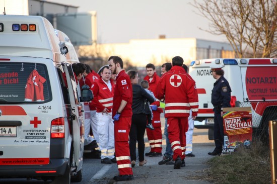 Verletzte bei Auffahrunfall zwischen LKW und PKW in Wels-Pernau
