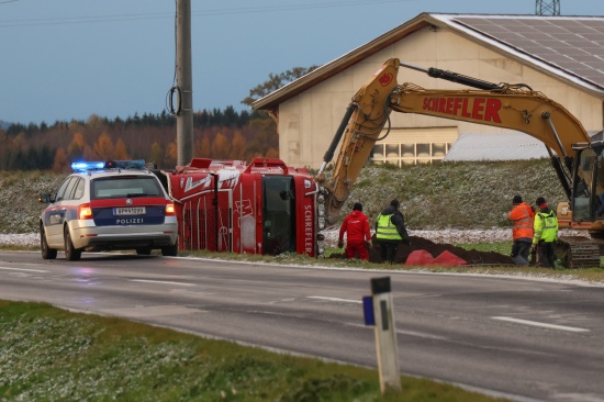 LKW umgestrzt: Vier Feuerwehren zu schwerem LKW-Unfall nach Sierning alarmiert