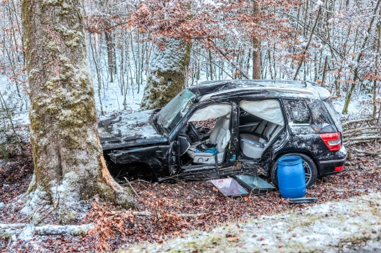 Autolenkerin (33) in Hochburg-Ach bei Kollision mit Baum tdlich verunglckt