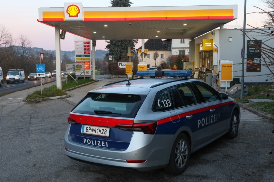 Einsatzkrfte zu Brand einer Tankstelle nach Schlierbach alarmiert