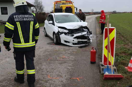 Kreuzungsunfall zwischen zwei PKW in Peuerbach fordert eine verletzte Person