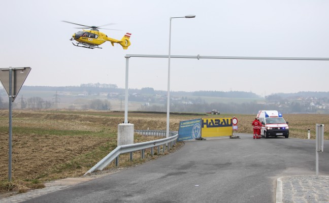 Rettungshubschrauber nach Arbeitsunfall auf Straßenbaustelle im Einsatz