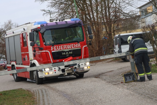 Brand einer M�lltonne bei einer M�llinsel in Wels-Lichtenegg