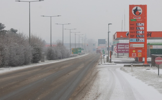 Wels-Neustadt: Drogenlenker setzte mit brennender Zigarette im T�rfach Unfallauto in Brand
