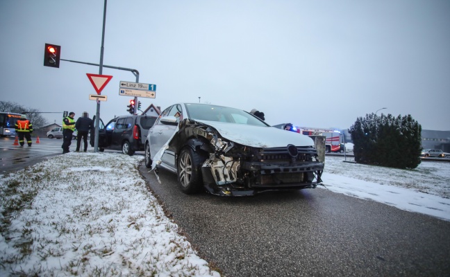 Aufrumarbeiten nach Kreuzungskollision zweier PKW auf Wiener Strae in Marchtrenk