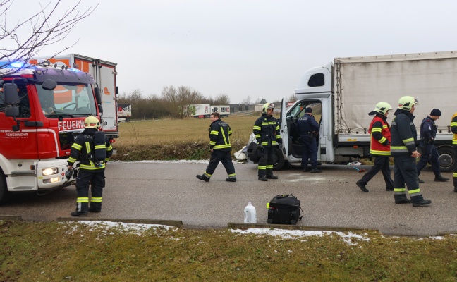 Feuer in Schlafkabine: Fahrer bei Brand in einem Klein-LKW in Wels-Lichtenegg verletzt