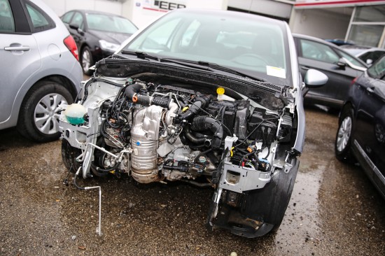 Diebstahlserie: Fahrzeugteile bei Autohändlern abmontiert und gestohlen