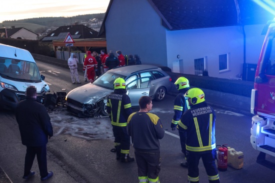Heftiger Crash zwischen Kleintransporter und PKW in Weikirchen an der Traun