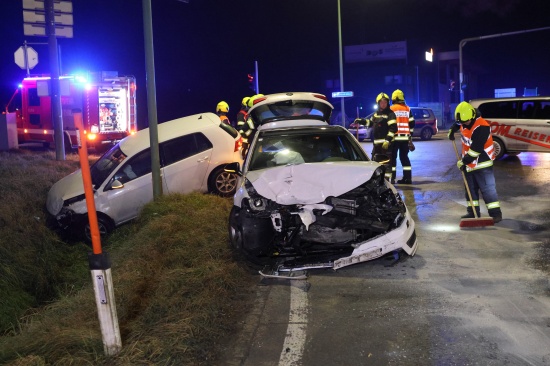 Drei Verletzte bei schwerem Kreuzungscrash auf Pyhrnpass Strae in Thalheim bei Wels