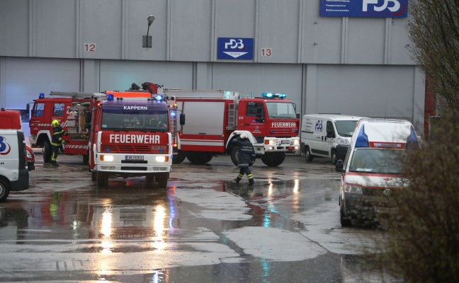 Drehleiter bei Personenrettung in Gewerbebetrieb im Einsatz