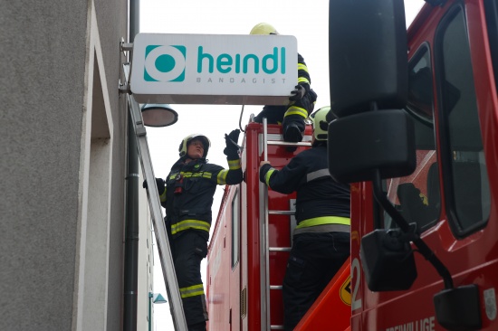 Sicherungseinsatz: LKW touchierte Leuchtreklame eines Gesch�fts in Wels-Innenstadt