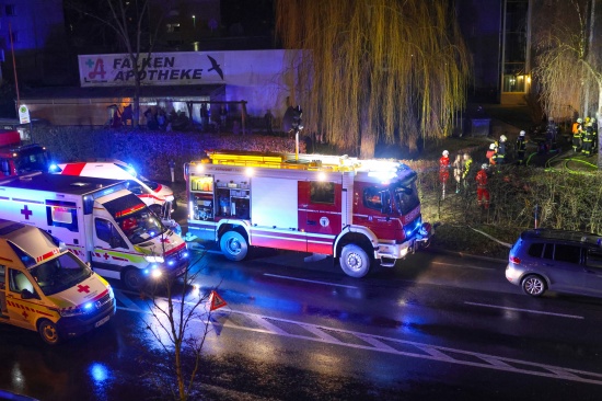 Gro�einsatz bei Brand in einem Mehrparteienwohnhaus in Wels-Lichtenegg