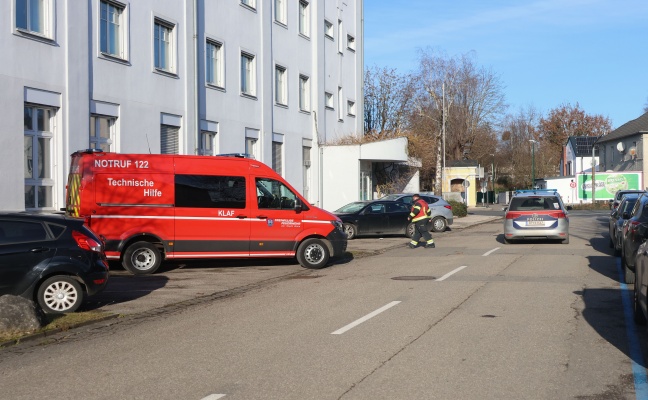 Fenster eingeschlagen: Sicherungseinsatz der Feuerwehr bei leerstehendem Geb�ude in Wels-Innenstadt