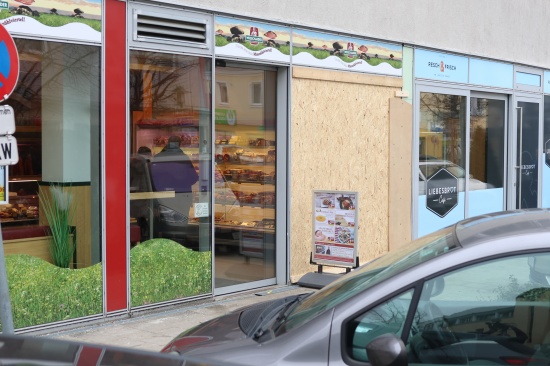 Autolenkerin mit PKW durch Schaufenster in Verkaufsraum einer Fleischhauerei in Traun gekracht