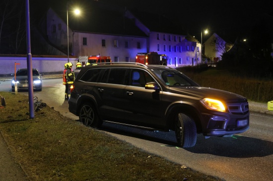 Aufrumarbeiten nach Kollision zweier Fahrzeuge im Ortszentrum von Steinerkirchen an der Traun
