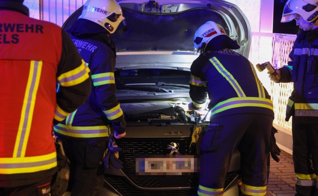 Panne: Rauchentwicklung aus Motorraum eines PKW in Wels-Neustadt sorgte f�r Einsatz der Feuerwehr