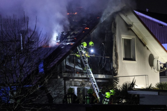 Vier Feuerwehren bei nchtlichem Wohnhausbrand in Ansfelden im Einsatz