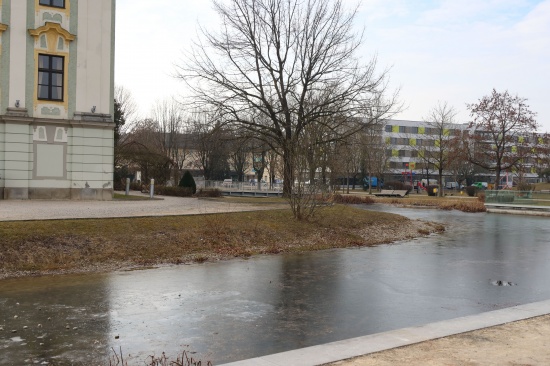 Im Wasser eingefroren: Leblose Person im Wassergraben eines Schlosses in Traun entdeckt