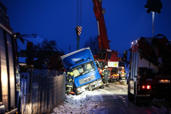 LKW rutschte bei winterlichen Fahrverhltnissen von der Strae