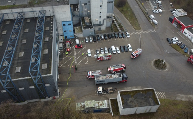 Feuerwehr bei Brandeinsatz in einem Abfallverwertungsunternehmen in Wels-Schafwiesen im Einsatz