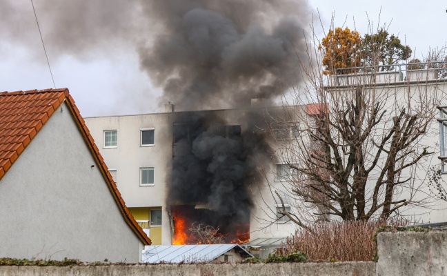 Wintergarten in Vollbrand: Flammen schlugen aus einem Mehrparteienwohnhaus in Wels-Neustadt
