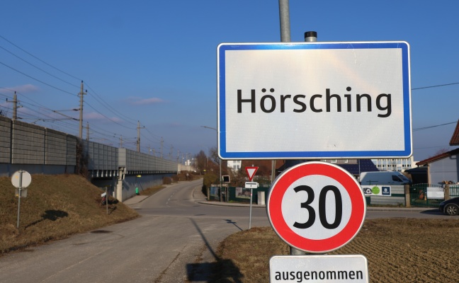 Zwei Feuerwehren bei Kleinbrand bei einem Unternehmen in H�rsching im Einsatz