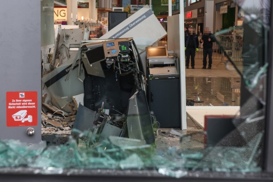 Bankomatsprengungen: Zwei Geldautomaten in einem Einkaufszentrum in Wels-Waidhausen gesprengt