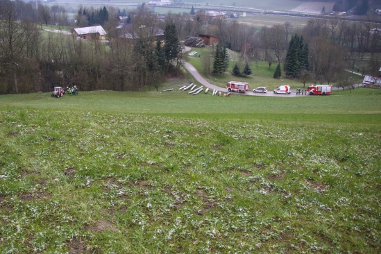 PKW-Lenkerin stürzte mit Fahrzeug 200 Meter über Böschung des "Schallerbacherbergs"