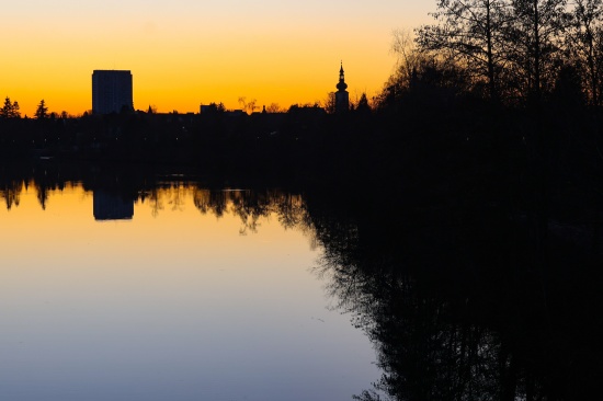 Radfahrer bei Kollision mit Fu�g�nger in Wels-Pernau samt Fahrrad in die Traun gest�rzt